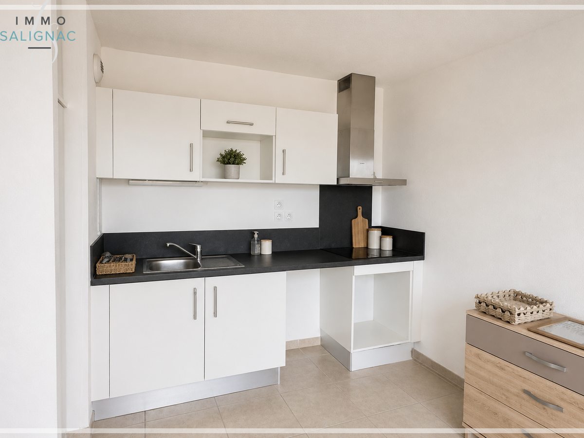 Cuisine ouverte et aménagée de l’appartement