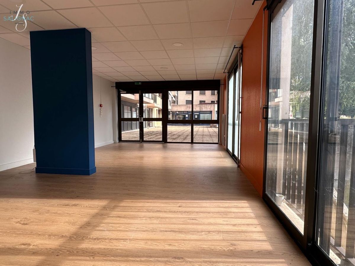 Vue du local commercial lumineux avec ses grandes baies vitrées à Bourg-en-Bresse