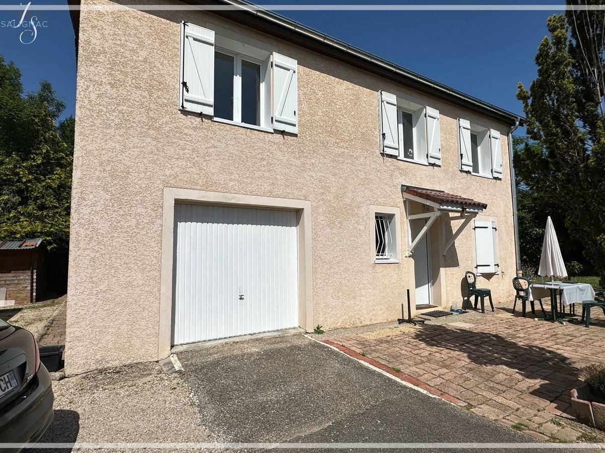 Façade de la maison avec garage à Péronnas