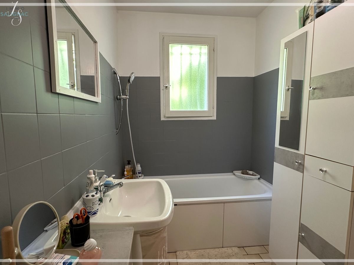 Salle de bains avec baignoire