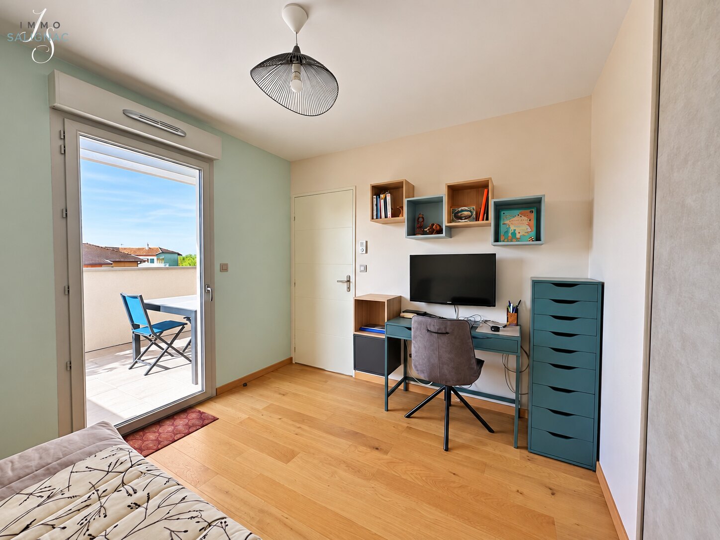 Troisième chambre aménagée en bureau, ouverte sur la terrasse